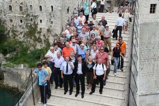 Die Reisegruppe mit MdB Juratovic und Reiseleiter, Kreisrat Graner, auf der Alten/Neuen Brücke in Mos